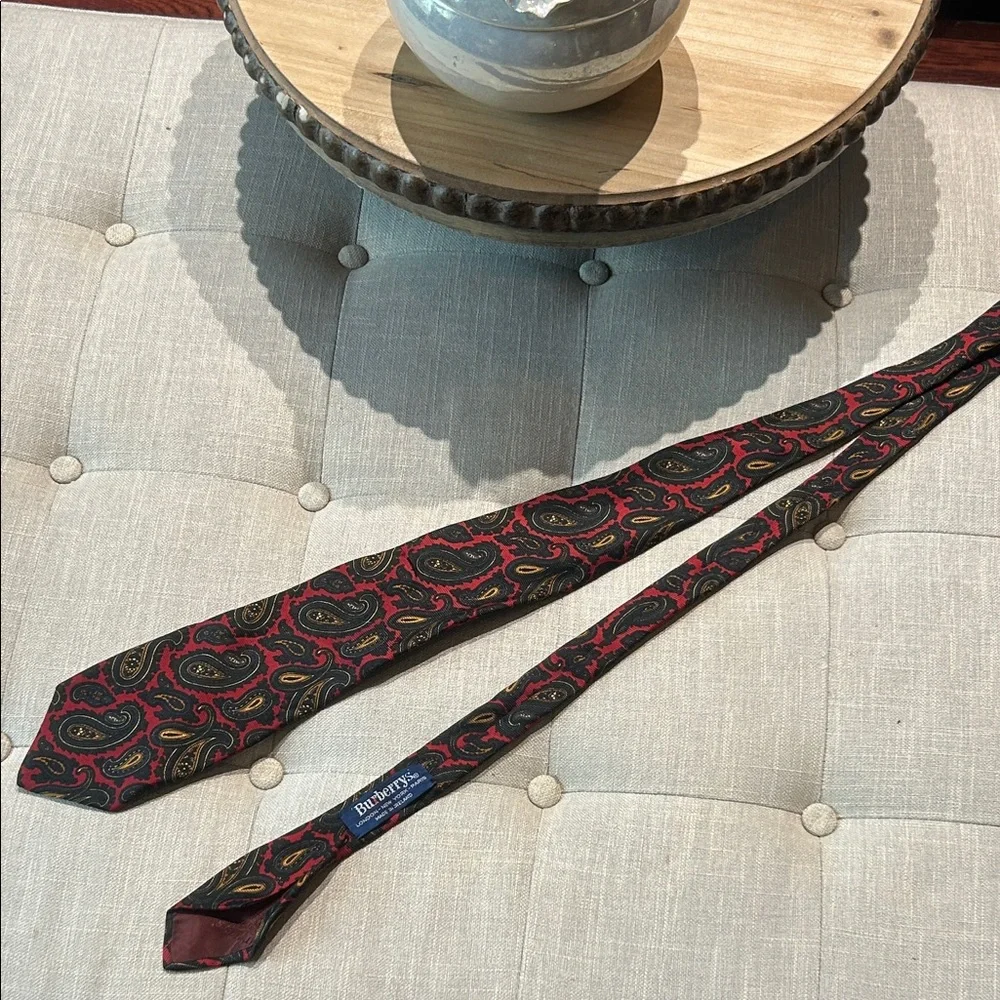 Burberry Men’s Red Green Paisley Printed All Silk Tie - Picture 2 of 8